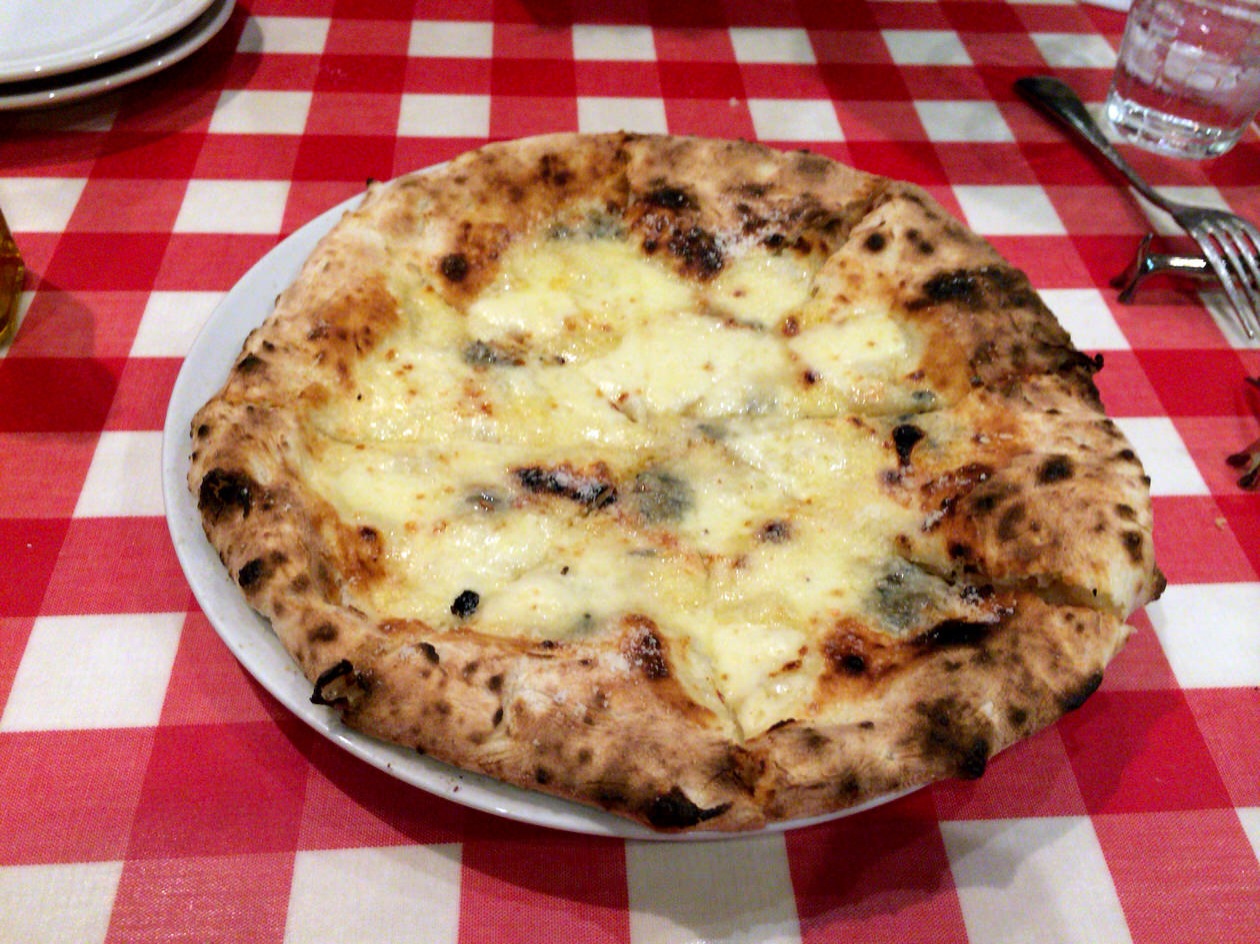 岡崎市のイタリアン、イル ソーレの四種のチーズを使ったピッツァ